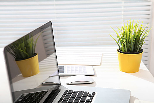 显卡的性能主要通过什么表现出来？